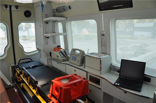 丘北县救护车内部